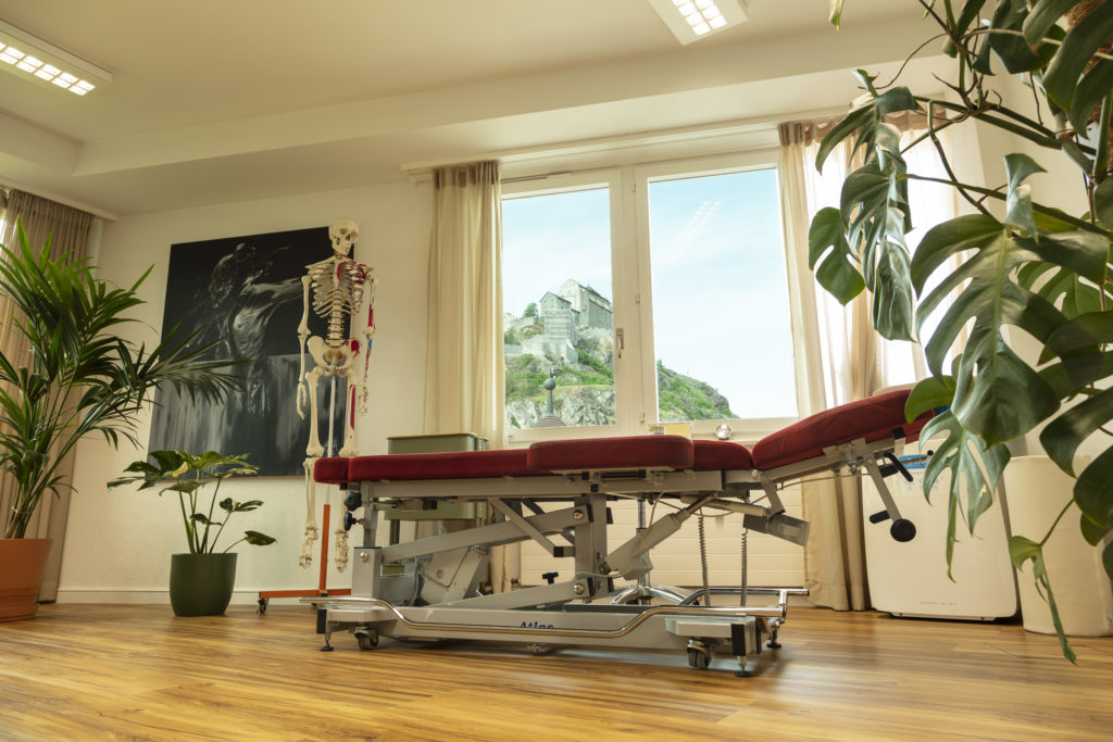 salle-de-traitement-osteo-soma-sion salle de traitement ostéopathie vue sur châteaux